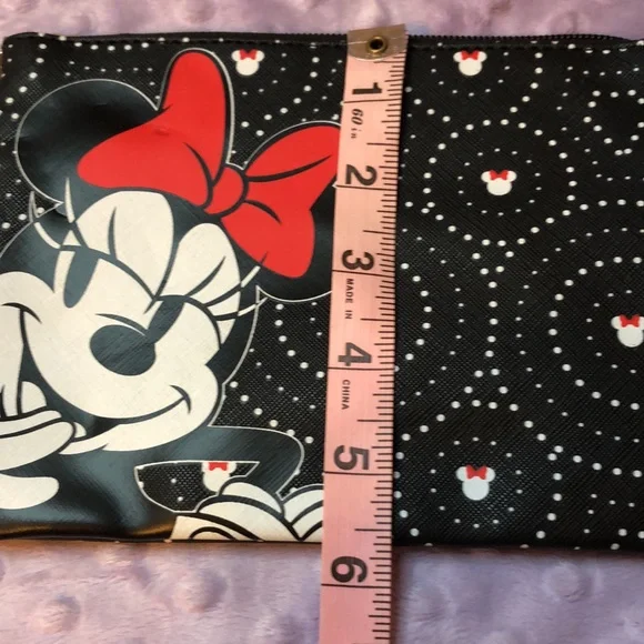 NEW Minnie Mouse Wristlet NWT black, white and red 8” x 6” - Picture 9 of 10